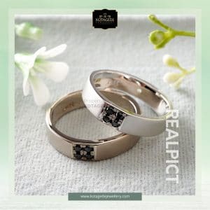 cincin sederhana dengan batu permata hitam
